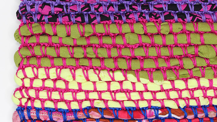 Crochet a rug, bag or cushion cover using t-shirt yarn - Knit